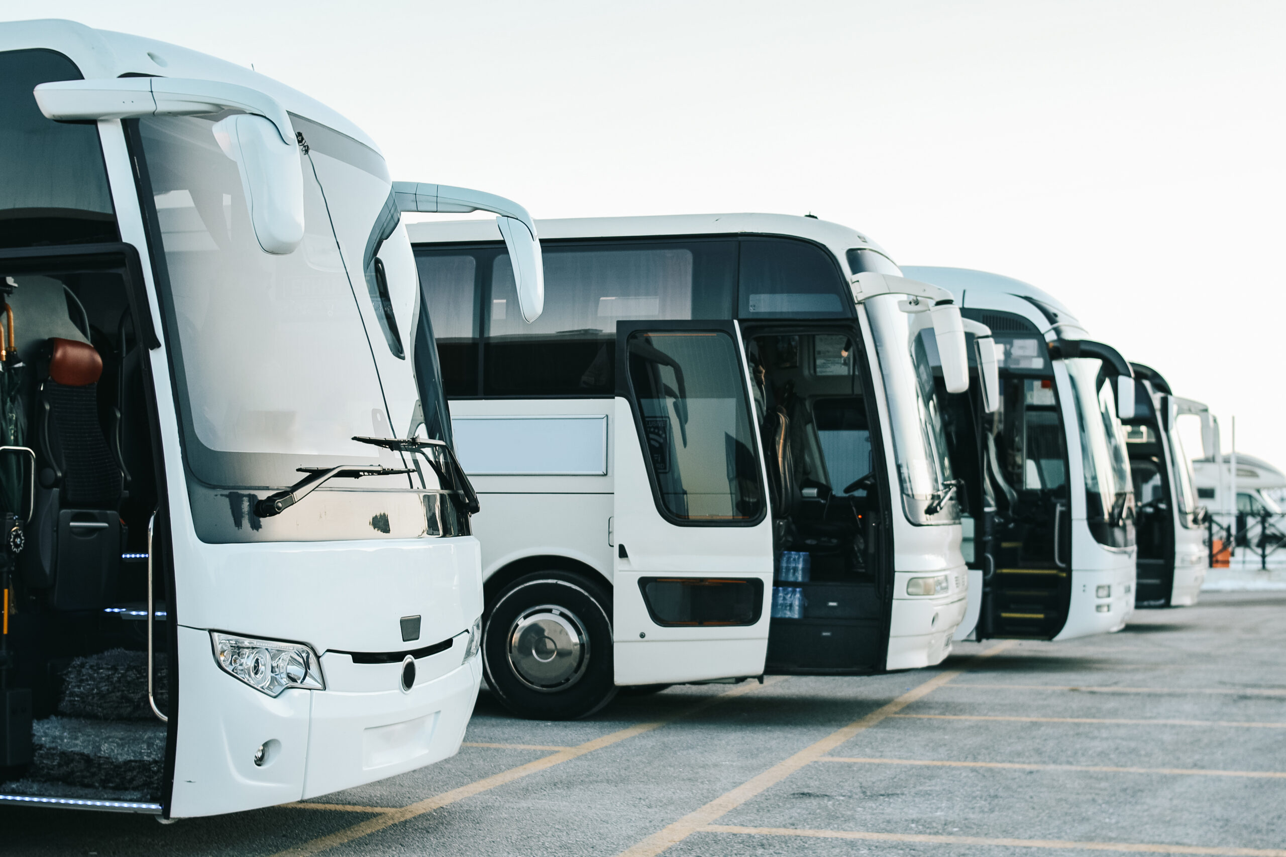 una-fila-de-autobuses-turisticos-en-el-estacionamiento
